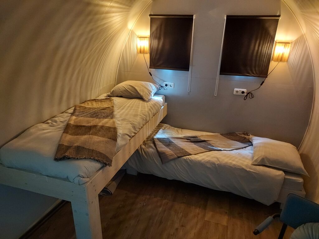 twee eenpersoonsbedden luxe kamperen in Friesland