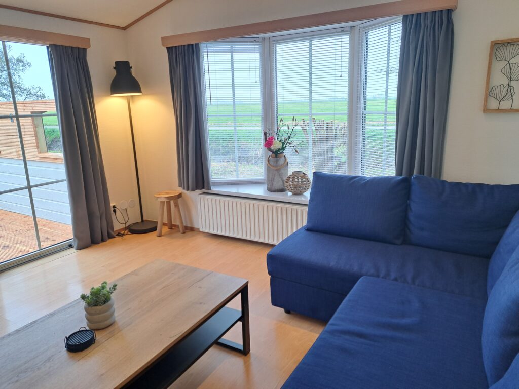 Chalet woonkamer met uitzicht en slaapbank