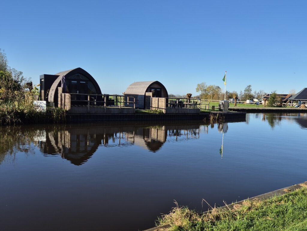 luxe hotel pods in friesland. accommodatie aan het water